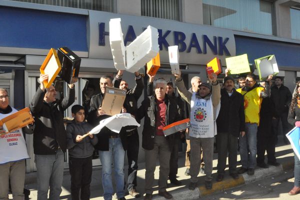 Halkbankası'na ayakkabı kutusu attı galerisi resim 1