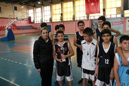 Basketbolda Şampiyon Kalan Orta okulu galerisi resim 1