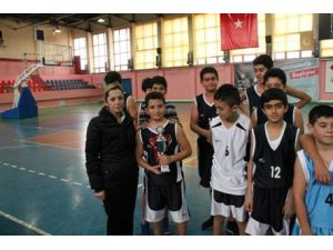 Basketbolda Şampiyon Kalan Orta okulu