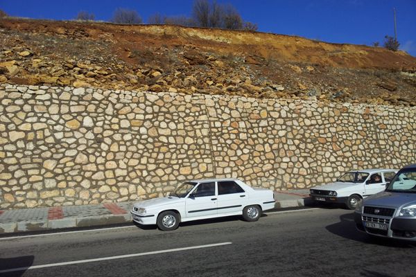 İstinat duvarındaki kayalar tehlike yaratıyor galerisi resim 1