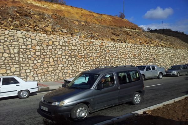 İstinat duvarındaki kayalar tehlike yaratıyor galerisi resim 3