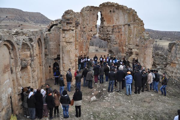 Yıkık kilisede Hrant anması galerisi resim 1