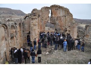 Yıkık kilisede Hrant anması