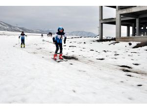 Tuncelili Kayakçılar Kar Bekliyor