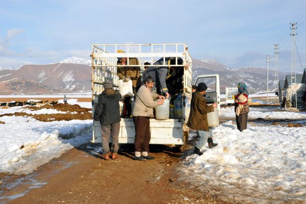 Hayvanlara 2 Km Uzaktan Bidonlarla Su Taşıyorlar galerisi resim 2