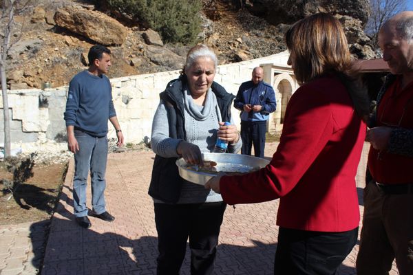 Şahin, Mum Yakıp Lokma Dağıttı galerisi resim 2