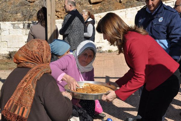 Şahin, Mum Yakıp Lokma Dağıttı galerisi resim 3