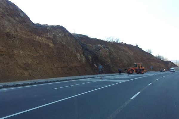 Yamaçlardan kopan kaya parçaları tehlike saçıyor! galerisi resim 1