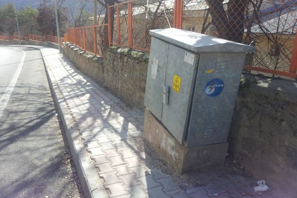 Kaldırım ortasında kalan elektrik direkleri sökülm galerisi resim 1