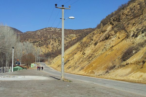 Kaldırım ortasında kalan elektrik direkleri sökülm galerisi resim 2