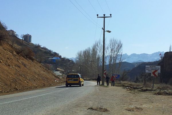 Kaldırım ortasında kalan elektrik direkleri sökülm galerisi resim 3