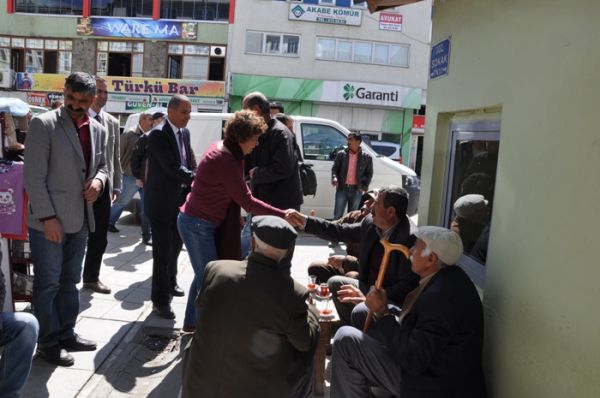 Belediye Eş başkanları Esnafları Gezerek teşekkür galerisi resim 2