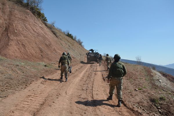 Tunceli’de önceden yola döşenmiş bomba imha edildi galerisi resim 2