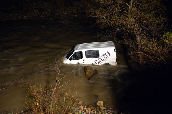 Tunceli'de minibüs Pülümür Çayı'na düştü 1 yaralı galerisi resim 2