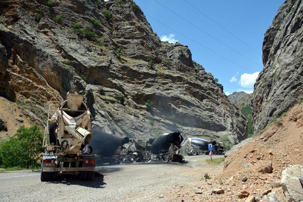 Karakol inşaatına çalışan 5 kamyon yakıldı galerisi resim 13