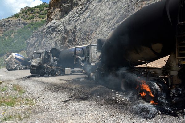 Karakol inşaatına çalışan 5 kamyon yakıldı galerisi resim 3