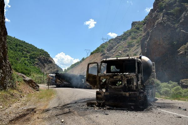 Karakol inşaatına çalışan 5 kamyon yakıldı galerisi resim 7