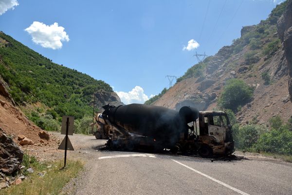 Karakol inşaatına çalışan 5 kamyon yakıldı galerisi resim 9