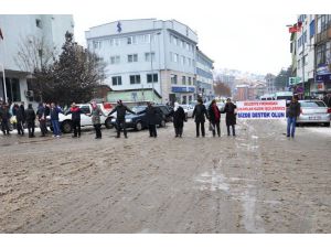 İşlerine son verilen kadınlar Yolu Trafiğe kapattı