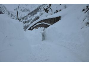 Tunceli’de Çığ’lar Tehlike Saçıyor