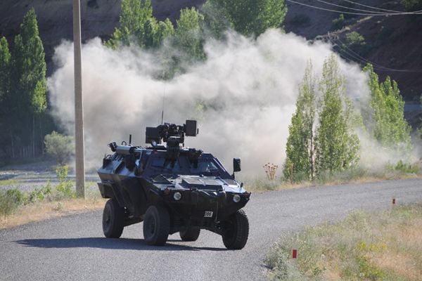 PKK’lılar yol kesti, 5 TIR'ı ateşe verdi galerisi resim 1