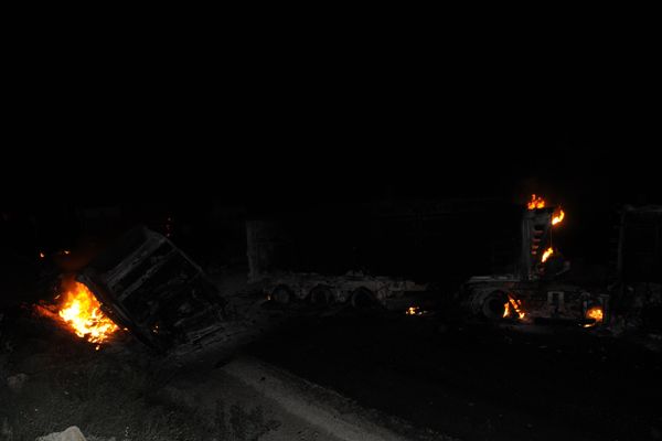 PKK’lılar yol kesti, 5 TIR'ı ateşe verdi galerisi resim 2