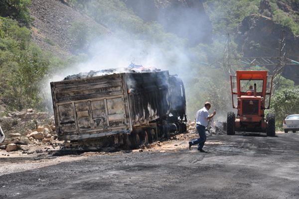 PKK’lılar yol kesti, 5 TIR'ı ateşe verdi galerisi resim 3