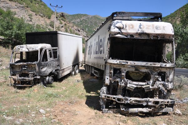 PKK’lılar yol kesti, 5 TIR'ı ateşe verdi galerisi resim 4