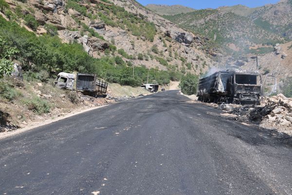 PKK’lılar yol kesti, 5 TIR'ı ateşe verdi galerisi resim 5