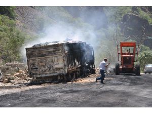 PKK’lılar yol kesti, 5 TIR'ı ateşe verdi