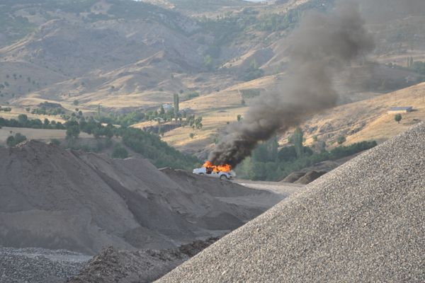 Çevreciler şantiye basıp araç yaktılar galerisi resim 2