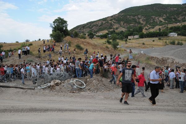 Çevreciler şantiye basıp araç yaktılar galerisi resim 4