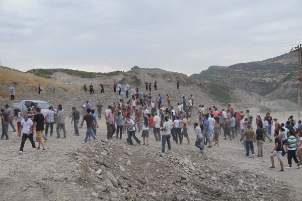 Çevreciler şantiye basıp araç yaktılar galerisi resim 5