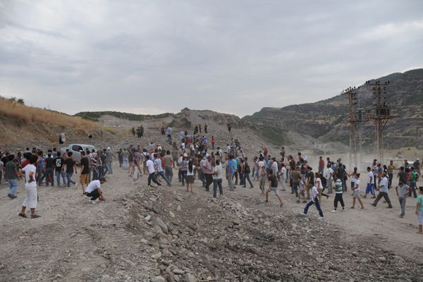 Çevreciler şantiye basıp araç yaktılar galerisi resim 6