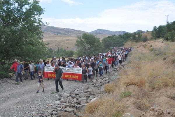 Çevreciler şantiye basıp araç yaktılar galerisi resim 7