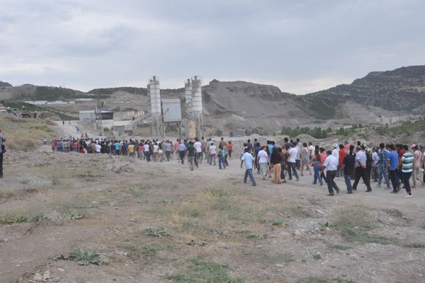 Çevreciler şantiye basıp araç yaktılar galerisi resim 8