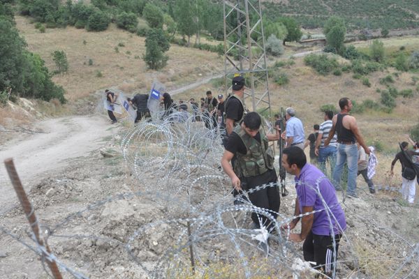 Çevreciler şantiye basıp araç yaktılar galerisi resim 9