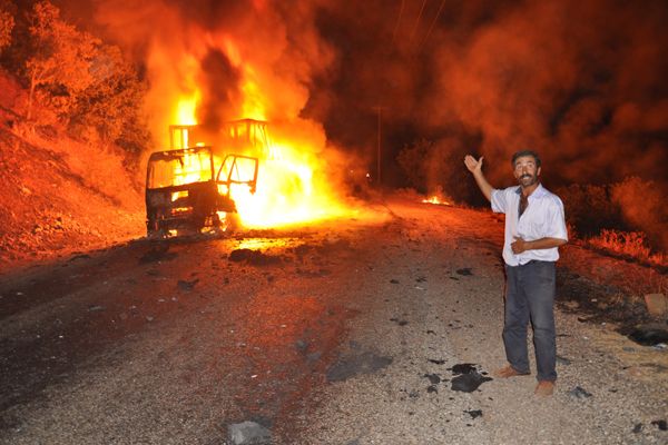 PKK'lılar 4 TIR'ı ateşe verdi galerisi resim 2