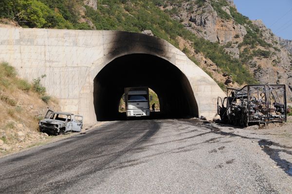 PKK'nın Tunceli'de araç yakarak kapattığı karayolu galerisi resim 2