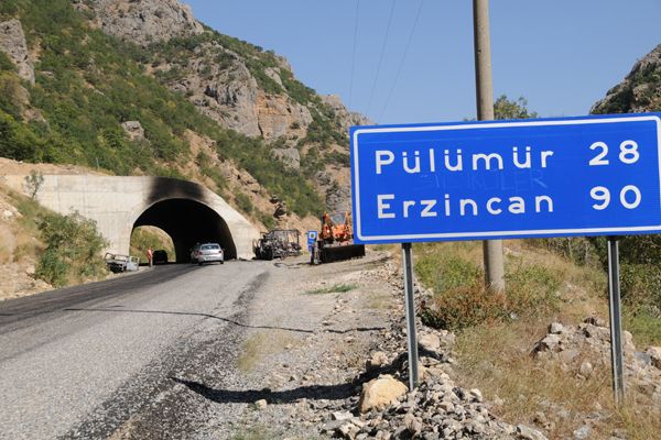 PKK'nın Tunceli'de araç yakarak kapattığı karayolu galerisi resim 3