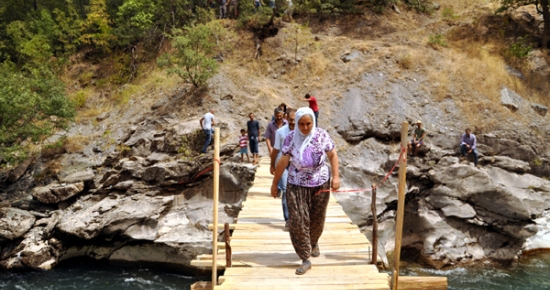 İmkanları ile Köprü Yapıp 20 Yıl Sonra Köylerine Döndüler