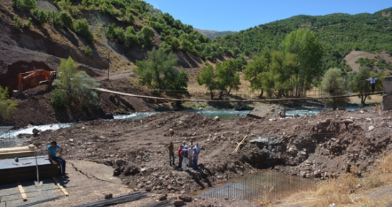 Munzur Çayı Üzerine Köprü Yapılıyor