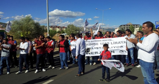 FEDAŞ çalışanları yolu trafiğe kapattı