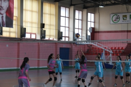 2013-2014 OKUL SPORLARI GENÇLER VOLEYBOL MÜSABAKALARI BAŞLADI