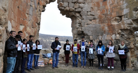 Yıkık kilisede Hrant anması