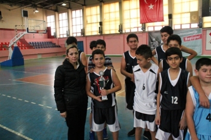 Basketbolda Şampiyon Kalan Orta okulu