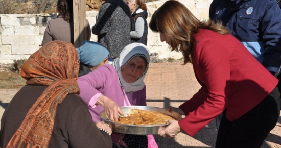 Belediye Başkanı Şahin, Mum Yakıp Lokma Dağıttı