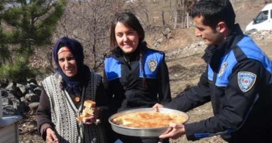 Tunceli'de Polis 'Hızır Lokması' Dağıttı