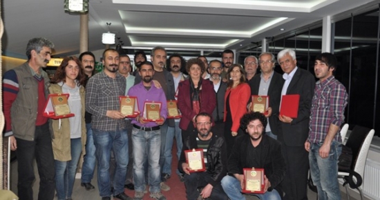 Belediye Başkanı Şahin'den Gazetecilere Plaket