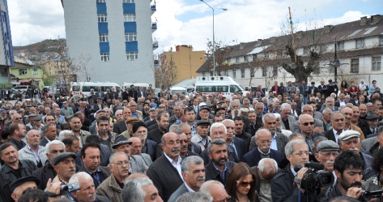 Kılıçdaroğlu'na Yumruklu Saldırı Tunceli'de Protesto Edildi